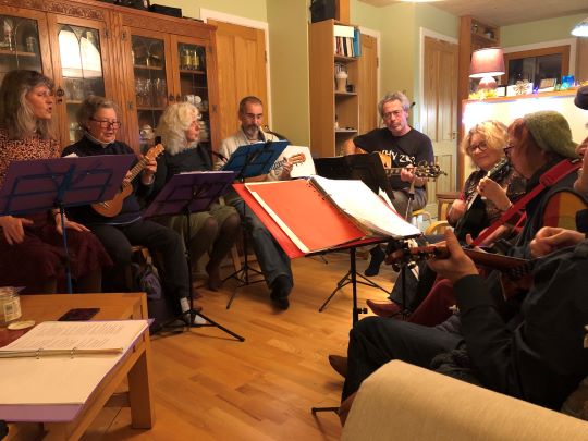 Findhorn Ukulele group practising Jan 2025 photo Susie Minto
